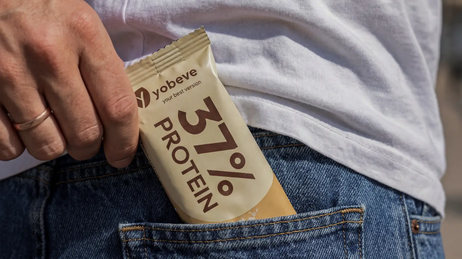 Thanh protein yobeve để sẵn như bữa phụ tiện lợi cho ngày bận rộn